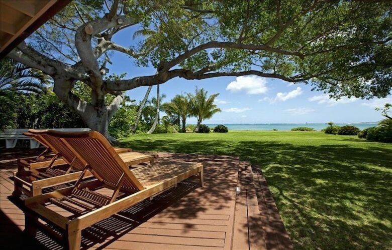 Ocean Beachfront Banyan Tree Beach House - Honolulu, Oahu, Hawaii