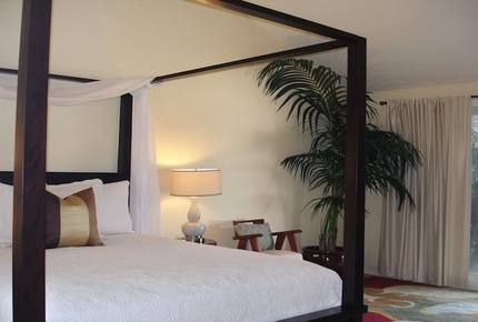 Ocean Beachfront Banyan Tree Beach House - Honolulu, Oahu, Hawaii