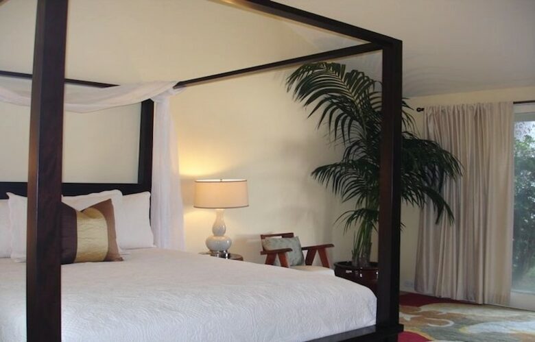 Ocean Beachfront Banyan Tree Beach House - Honolulu, Oahu, Hawaii