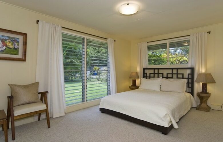 Ocean Beachfront Banyan Tree Beach House - Honolulu, Oahu, Hawaii