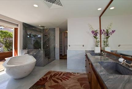 Ocean Beachfront Banyan Tree Beach House - Honolulu, Oahu, Hawaii