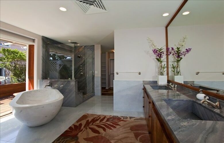 Ocean Beachfront Banyan Tree Beach House - Honolulu, Oahu, Hawaii