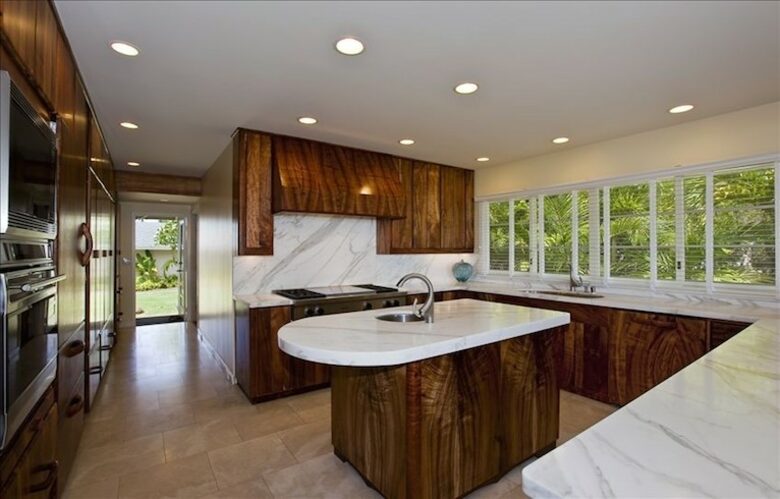 Ocean Beachfront Banyan Tree Beach House - Honolulu, Oahu, Hawaii