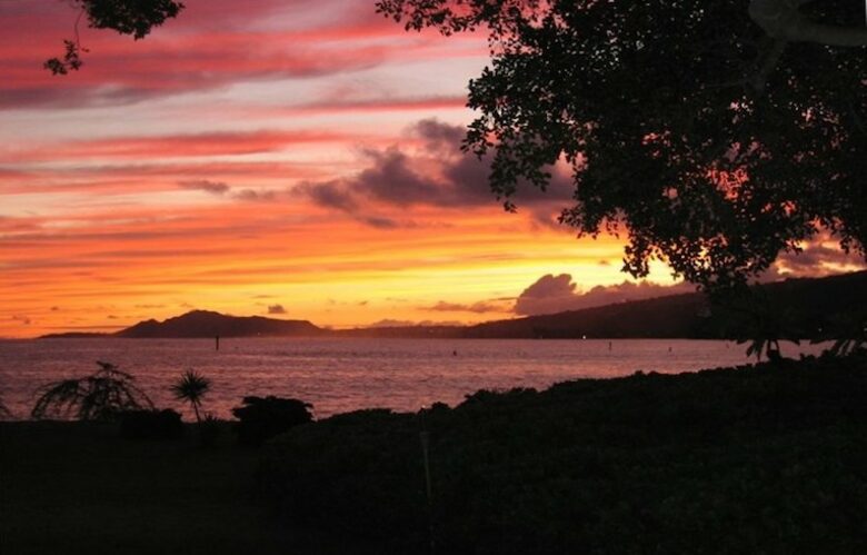 Ocean Beachfront Banyan Tree Beach House - Honolulu, Oahu, Hawaii