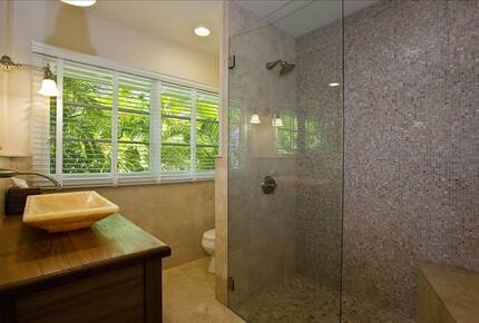 Ocean Beachfront Banyan Tree Beach House - Honolulu, Oahu, Hawaii