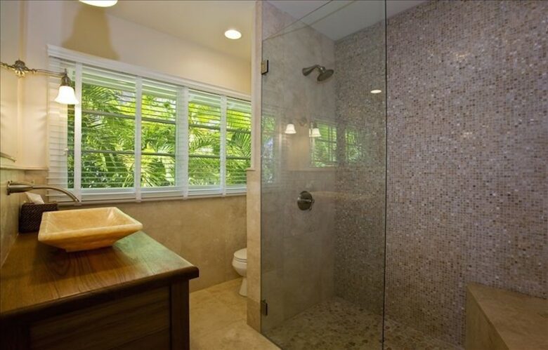 Ocean Beachfront Banyan Tree Beach House - Honolulu, Oahu, Hawaii