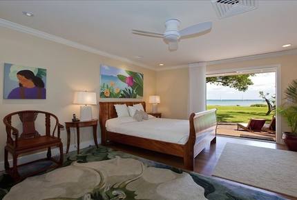 Ocean Beachfront Banyan Tree Beach House - Honolulu, Oahu, Hawaii