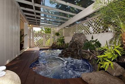 Ocean Beachfront Banyan Tree Beach House - Honolulu, Oahu, Hawaii