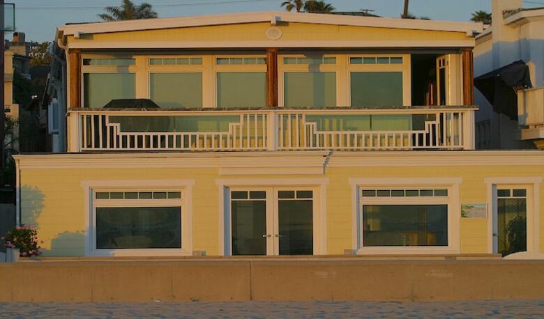 The Pool House on the Strand - Hermosa Beach, California