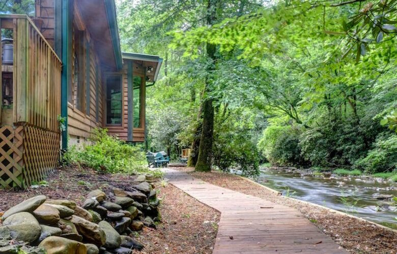 Creek Front Mountain Retreat - Hayesville, North Carolina