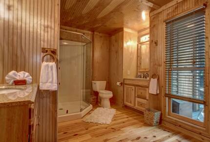 Creek Front Mountain Retreat - Hayesville, North Carolina