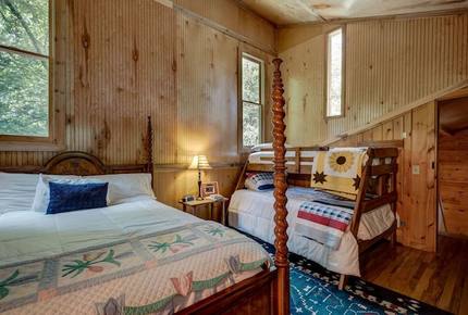 Creek Front Mountain Retreat - Hayesville, North Carolina