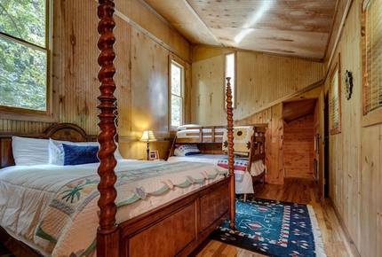 Creek Front Mountain Retreat - Hayesville, North Carolina