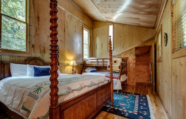 Creek Front Mountain Retreat - Hayesville, North Carolina