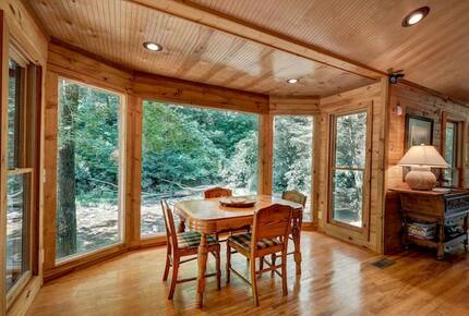 Creek Front Mountain Retreat - Hayesville, North Carolina