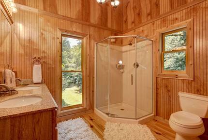 Creek Front Mountain Retreat - Hayesville, North Carolina