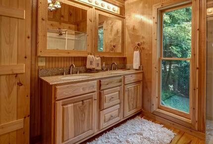 Creek Front Mountain Retreat - Hayesville, North Carolina