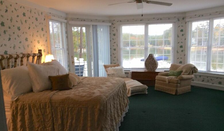 Luxurious Lake Front Home with Private Pool and Dock - Greensboro, Georgia