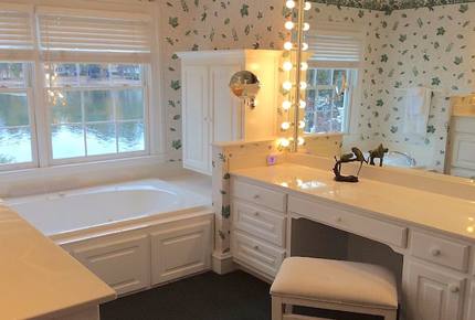 Luxurious Lake Front Home with Private Pool and Dock - Greensboro, Georgia