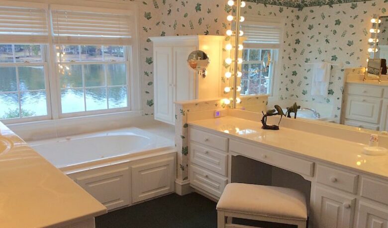 Luxurious Lake Front Home with Private Pool and Dock - Greensboro, Georgia