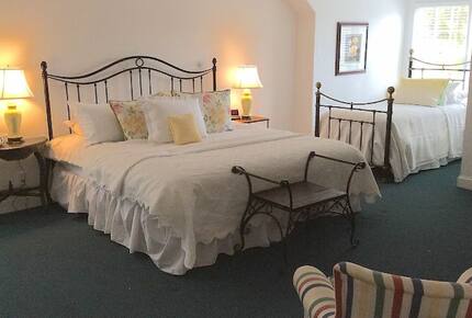 Luxurious Lake Front Home with Private Pool and Dock - Greensboro, Georgia