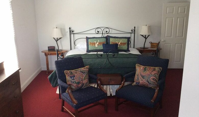 Luxurious Lake Front Home with Private Pool and Dock - Greensboro, Georgia