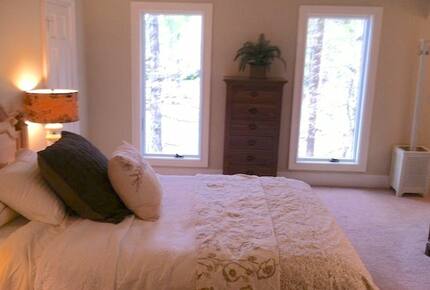 Charming Southern Lakefront Home with Pool - Greensboro, Georgia