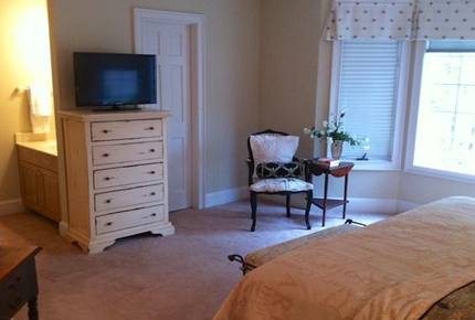 Charming Southern Lakefront Home with Pool - Greensboro, Georgia