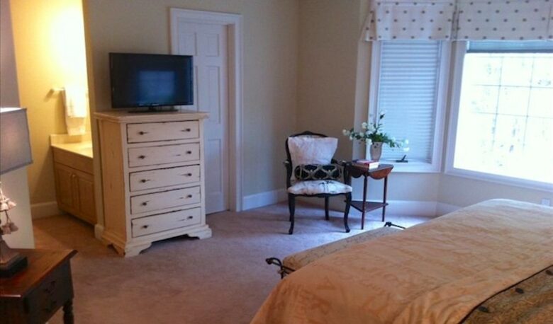 Charming Southern Lakefront Home with Pool - Greensboro, Georgia