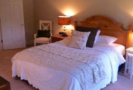 Charming Southern Lakefront Home with Pool - Greensboro, Georgia