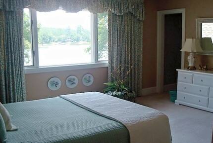 Charming Southern Lakefront Home with Pool - Greensboro, Georgia