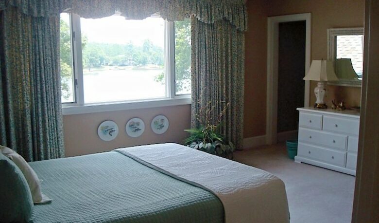 Charming Southern Lakefront Home with Pool - Greensboro, Georgia