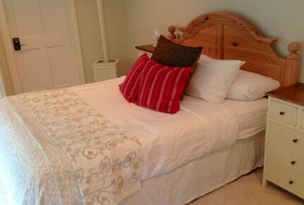 Charming Southern Lakefront Home with Pool - Greensboro, Georgia