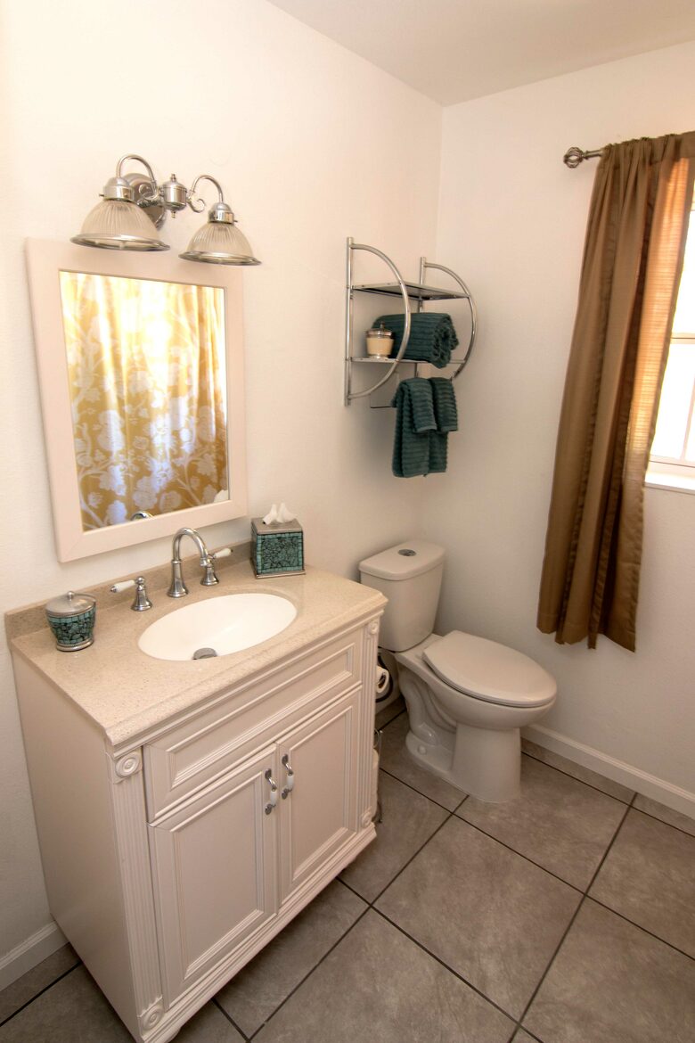 Enriquez Vineyard Cottage - Napa/Sonoma Area - Forestville, California