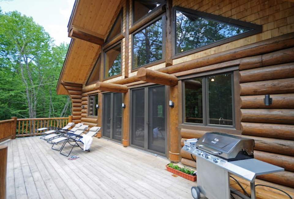 Huge forested riverfront property. 3 minutes to skiing. - Mont Tremblant, Canada