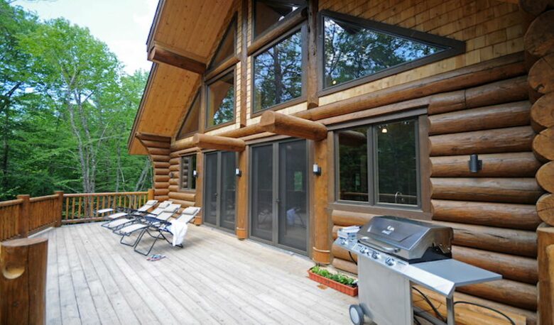 Huge forested riverfront property. 3 minutes to skiing. - Mont Tremblant, Canada