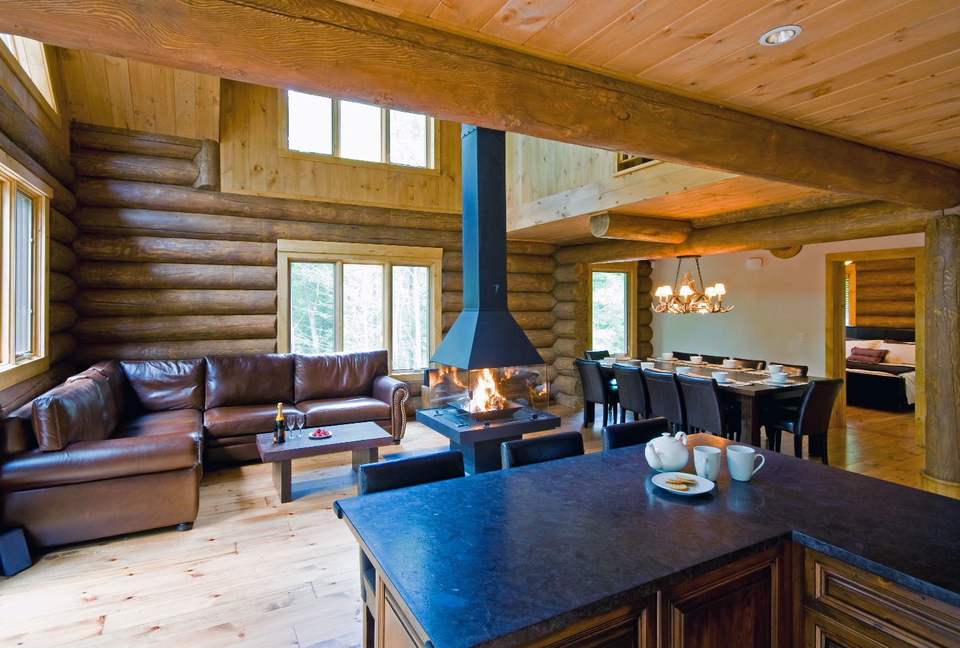 Huge forested riverfront property. 3 minutes to skiing. - Mont Tremblant, Canada