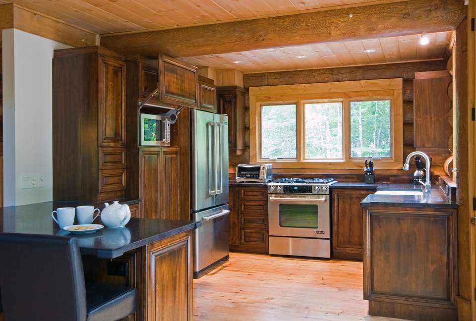 Huge forested riverfront property. 3 minutes to skiing. - Mont Tremblant, Canada