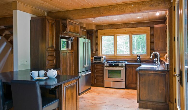 Huge forested riverfront property. 3 minutes to skiing. - Mont Tremblant, Canada