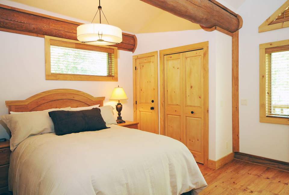 Huge forested riverfront property. 3 minutes to skiing. - Mont Tremblant, Canada