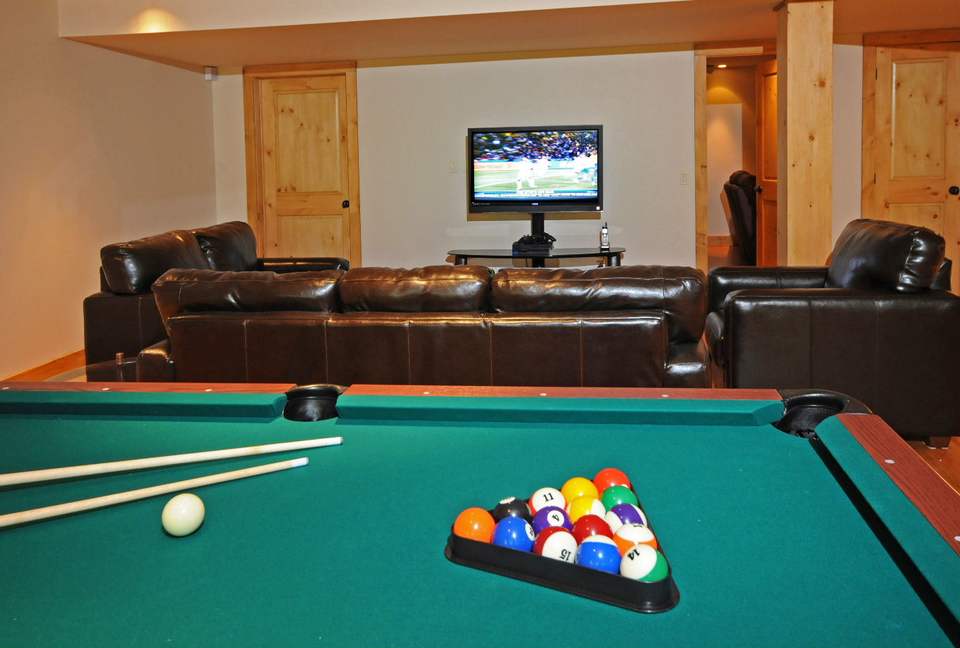 Huge forested riverfront property. 3 minutes to skiing. - Mont Tremblant, Canada