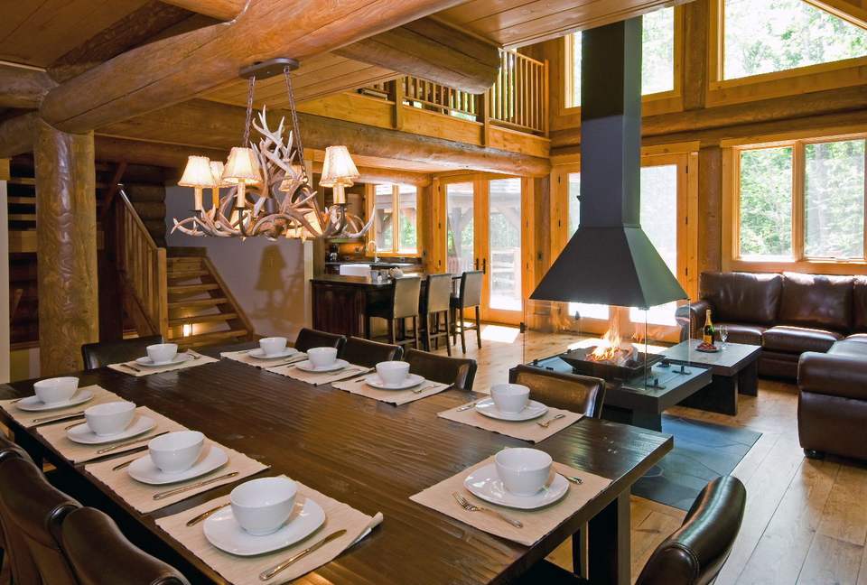 Huge forested riverfront property. 3 minutes to skiing. - Mont Tremblant, Canada