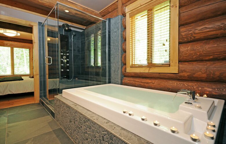 Huge forested riverfront property. 3 minutes to skiing. - Mont Tremblant, Canada