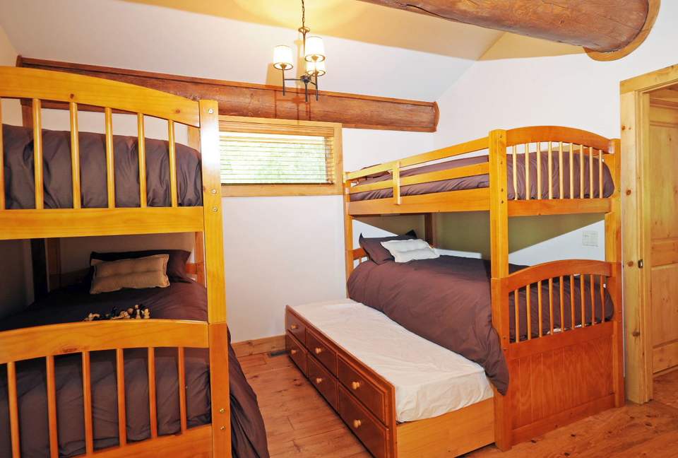 Huge forested riverfront property. 3 minutes to skiing. - Mont Tremblant, Canada