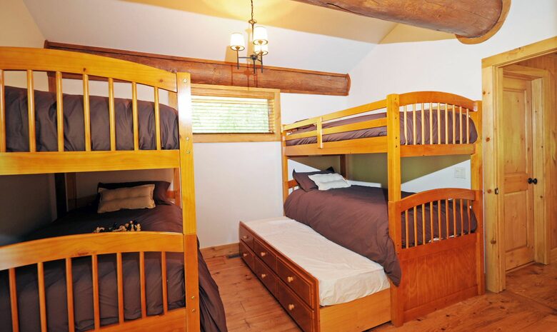 Huge forested riverfront property. 3 minutes to skiing. - Mont Tremblant, Canada