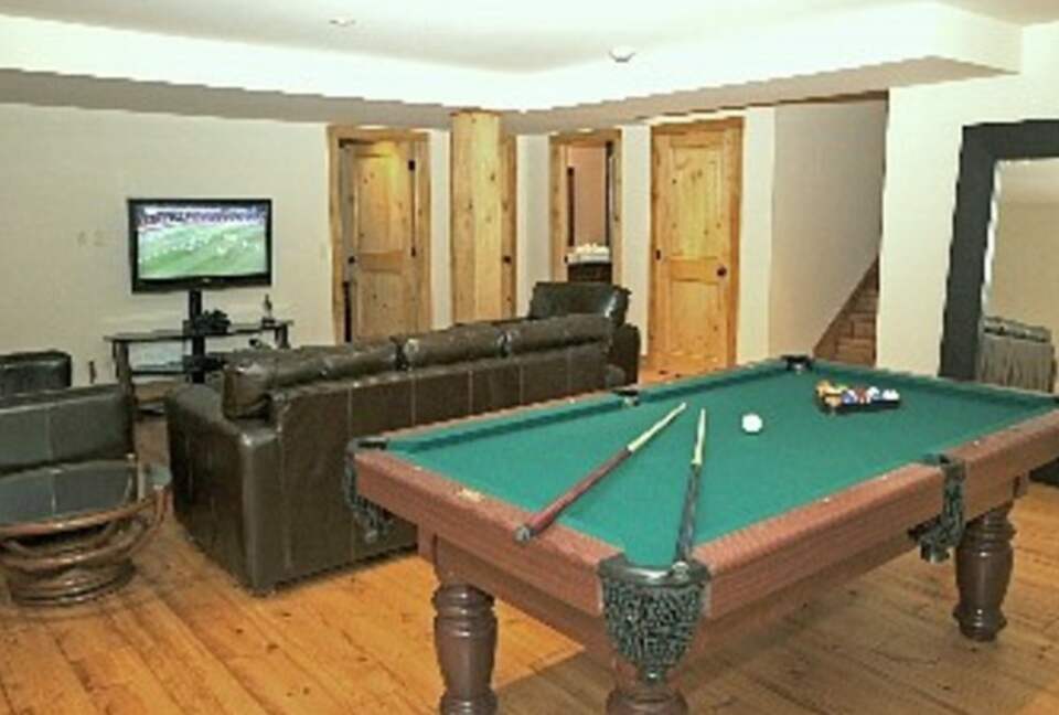 Huge forested riverfront property. 3 minutes to skiing. - Mont Tremblant, Canada