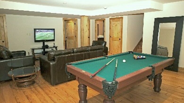 Huge forested riverfront property. 3 minutes to skiing. - Mont Tremblant, Canada