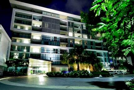 Broadbeach Luxury Villa - Broadbeach Waters, Australia