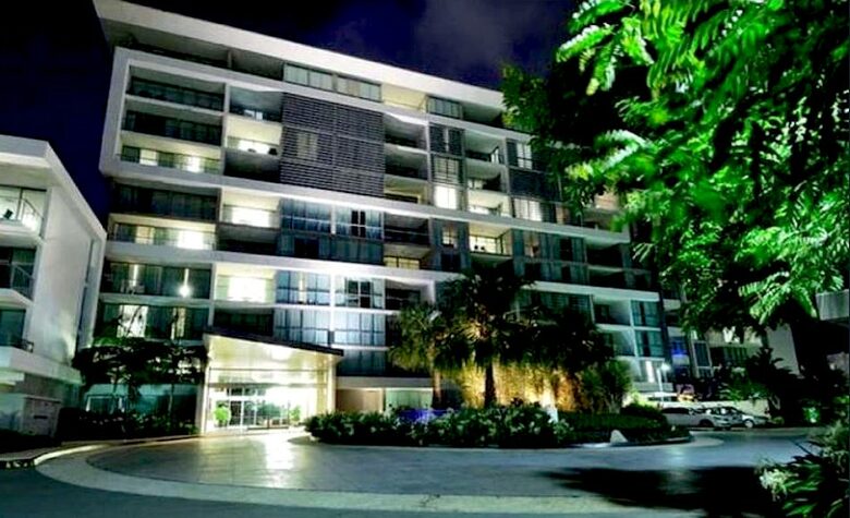 Broadbeach Luxury Villa - Broadbeach Waters, Australia