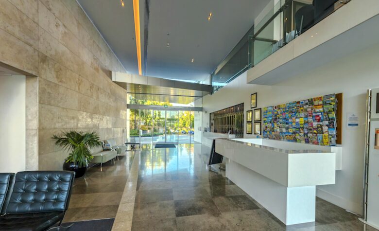 Broadbeach Luxury Villa - Broadbeach Waters, Australia